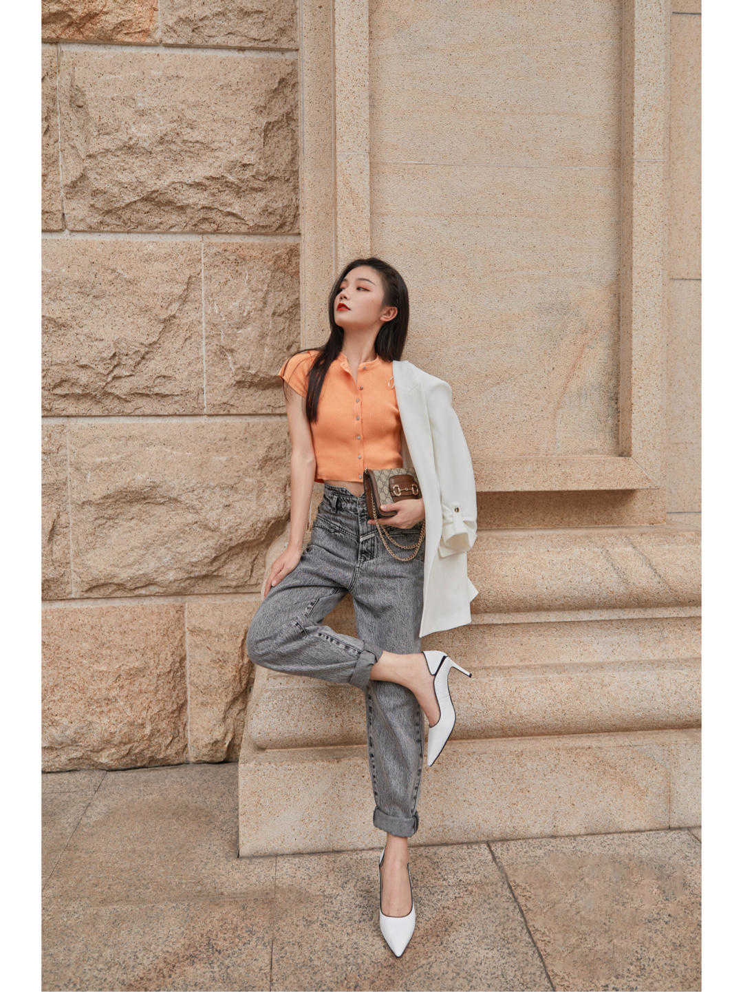 显得|小个子女生入秋就这么穿，蓝色衬衫搭高腰裤又飒又美，显高又显瘦