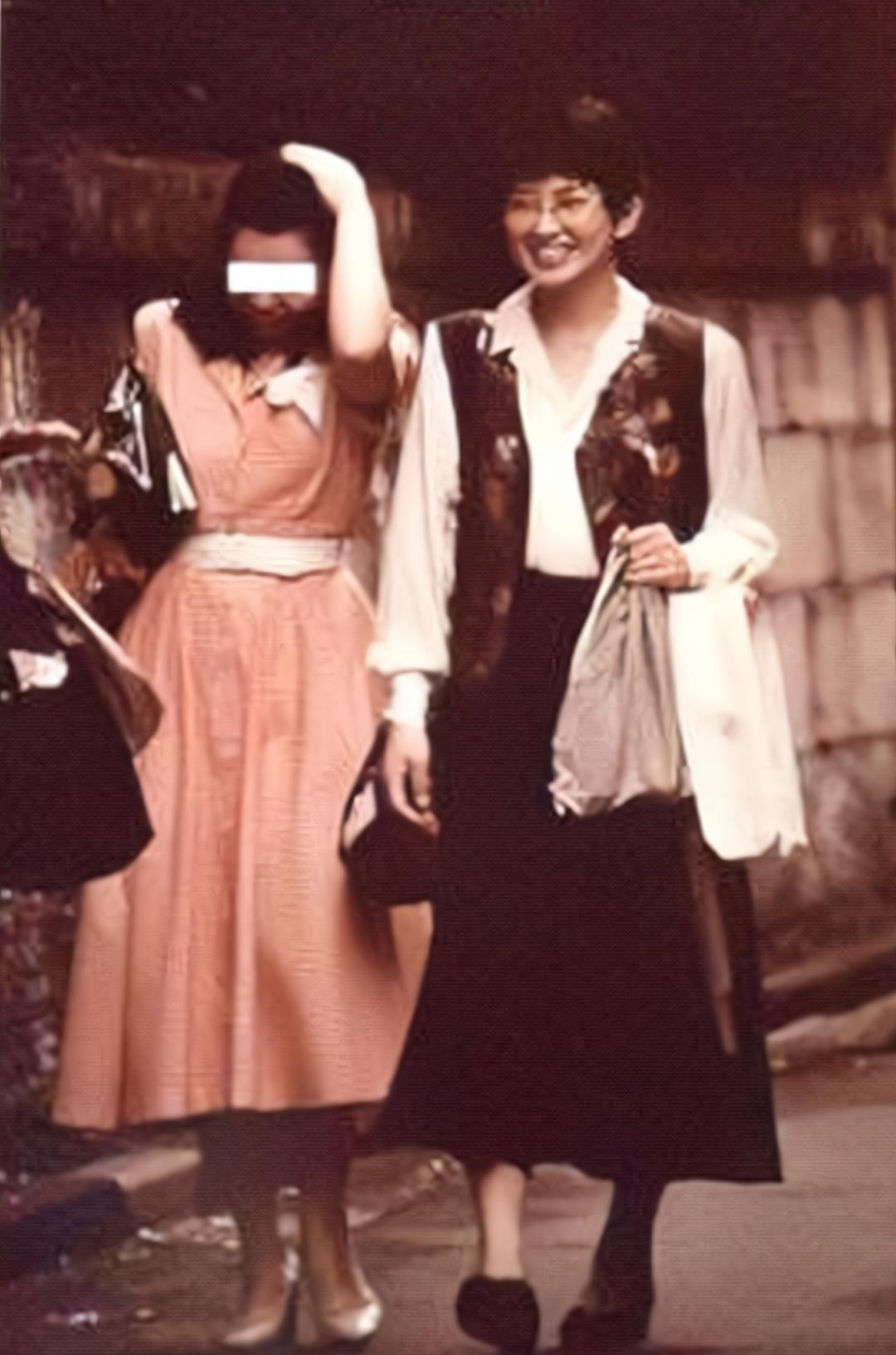 细节|带娃时的山口百惠也是洋气人，微胖时穿裙子，美的贤淑清丽