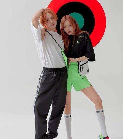 短裙|泫雅与男友花式比心，穿豹纹短裙演绎土味时尚，金晓钟绿发更抢镜