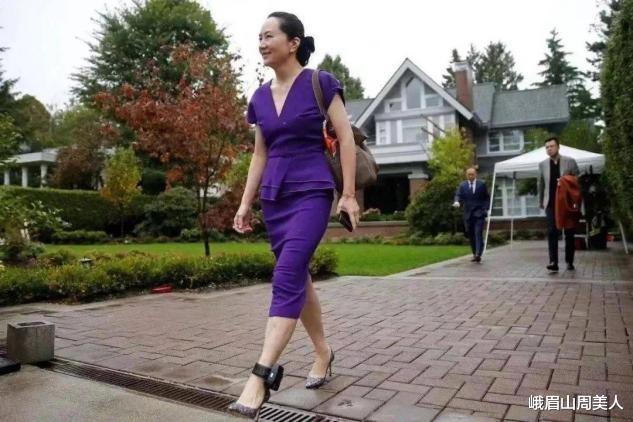 显得|真正大气的女人，裙子下面不会配凉鞋，不得体！看孟晚舟就知道了