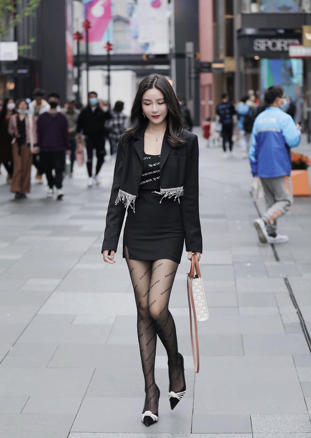 高跟鞋|穿“衣服”，该如何搭配鞋子？多种搭配风格可选，显高显腿长