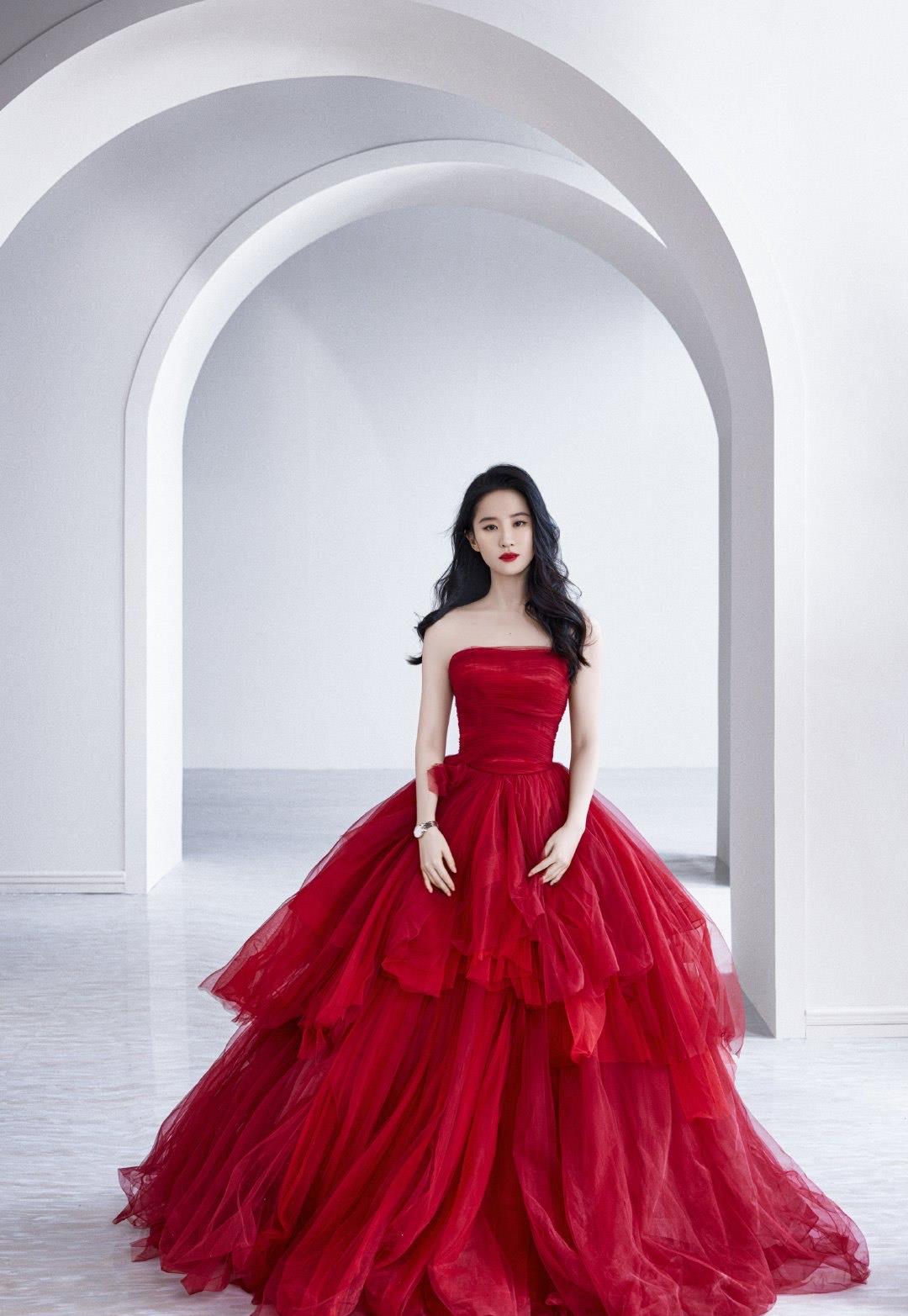 杀手锏|刘亦菲力证不胖使出杀手锏!红纱裙缠身勒出蜂腰,却还有麒麟臂