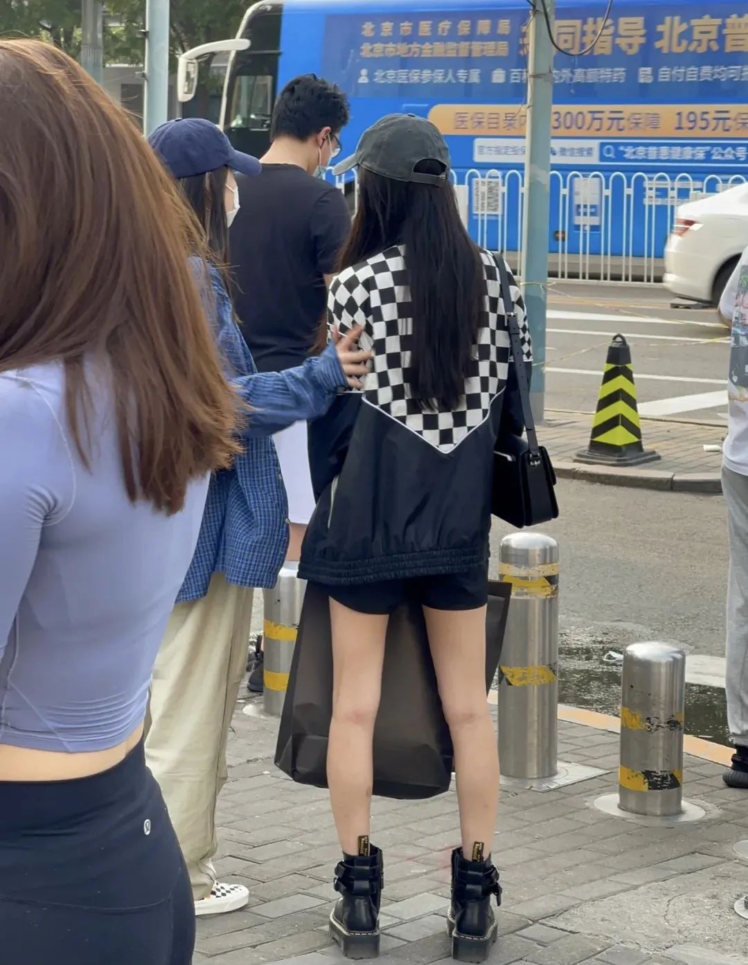 运动鞋|逛街偶遇杨幂…她穿短裤时总穿这几款鞋