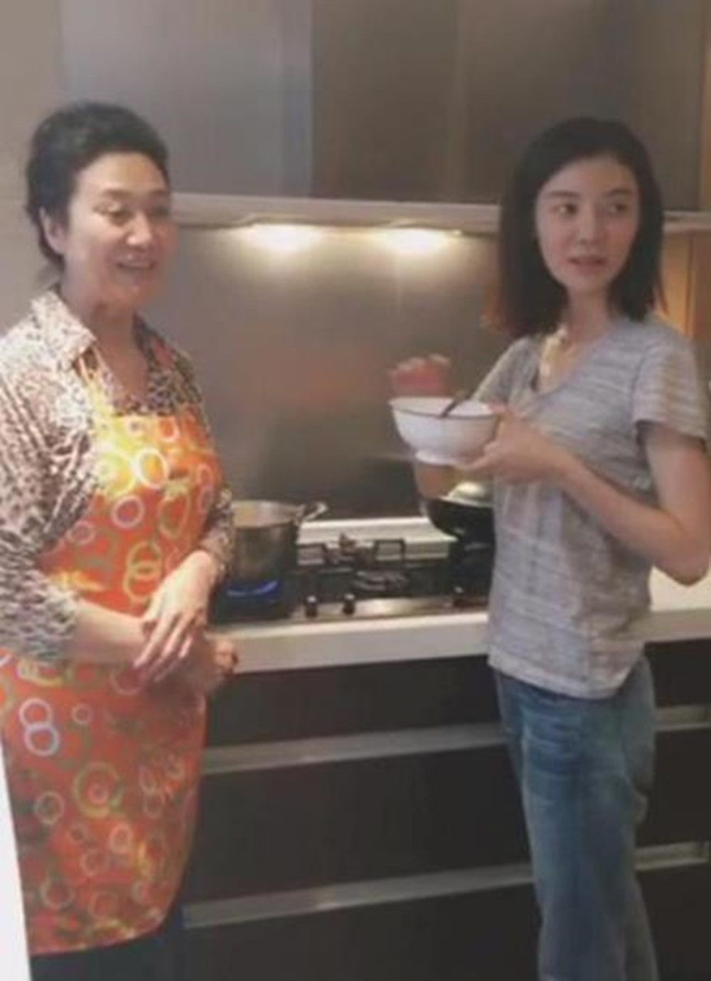 感觉|王丽云上节目穿花裙好贵气，车晓太瘦了，穿T恤裙不如妈妈漂亮！
