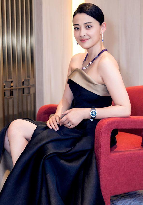 黑色|梅婷减肥成功后减龄至少10岁，穿抹胸连衣裙高调亮相，气质惊艳？