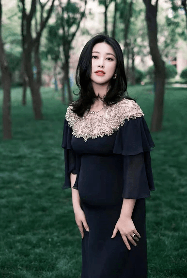 发型|名媛朱珠当妈后更有女人味！产后淡妆亮相走清纯风，发福后照样美
