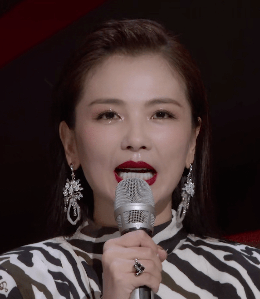 刘涛又被嘲了!上《披荆斩棘》主持功底差,表情油腻,造型也雷人