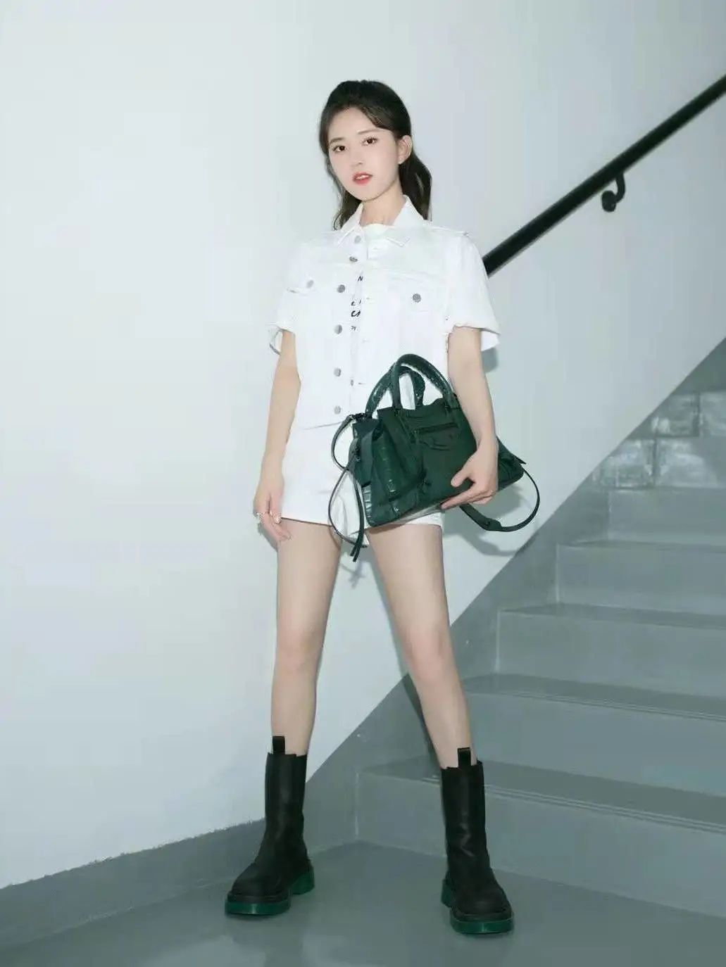 运动鞋|逛街偶遇杨幂…她穿短裤时总穿这几款鞋