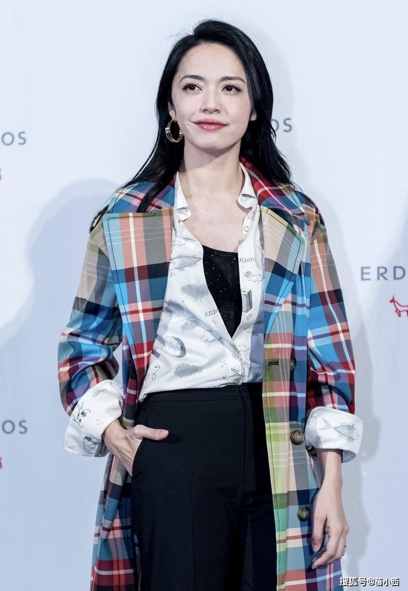 姚晨|姚晨的私服穿搭真有国际范，风衣叠穿衬衫像超模，40+女人学一学