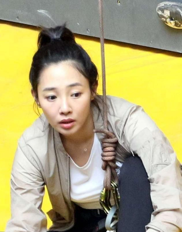 白百安|白百何休闲装户外玩攀岩，素颜出境被吐槽，网友：这腿没法看！