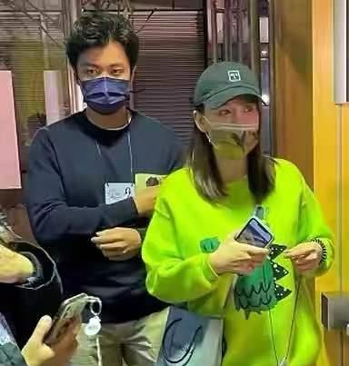 小姑娘|陈乔恩素颜现身医院！穿针织毛衣真显胖，发福严重大妈身材太抢镜