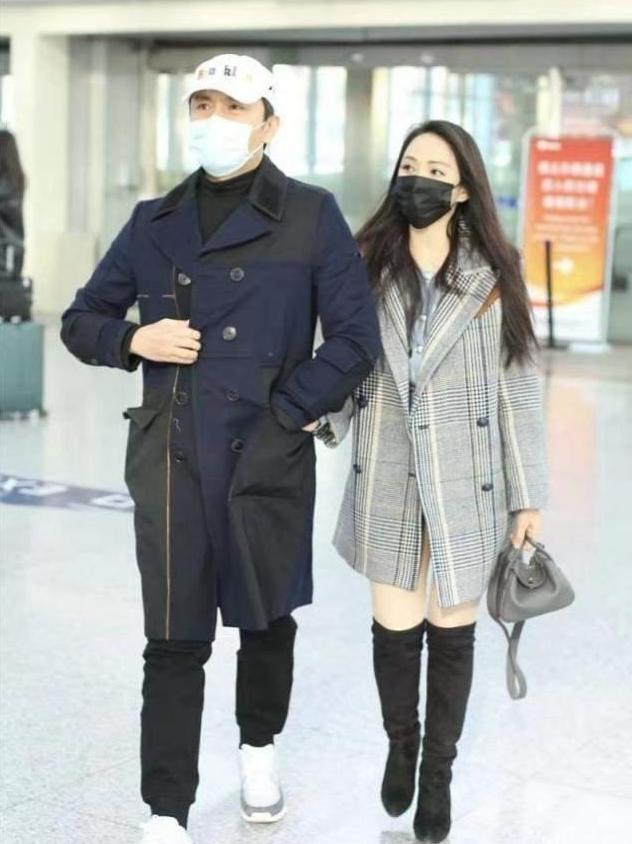 短裙|秦昊夫妇走机场，伊能静零下8度光腿穿短裙，比小10岁老公还嫩！