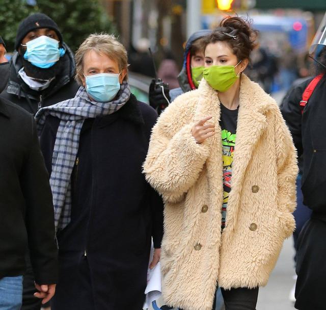 生活|赛琳娜状态真好!穿毛毛外套变身“时髦小姐”,胖嘟嘟可爱的很