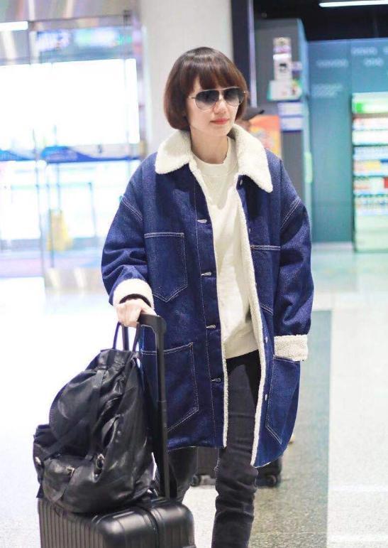 松紧|44岁袁泉难得没穿基本款，翻领外套配紧身裤松紧有度，很有国际范