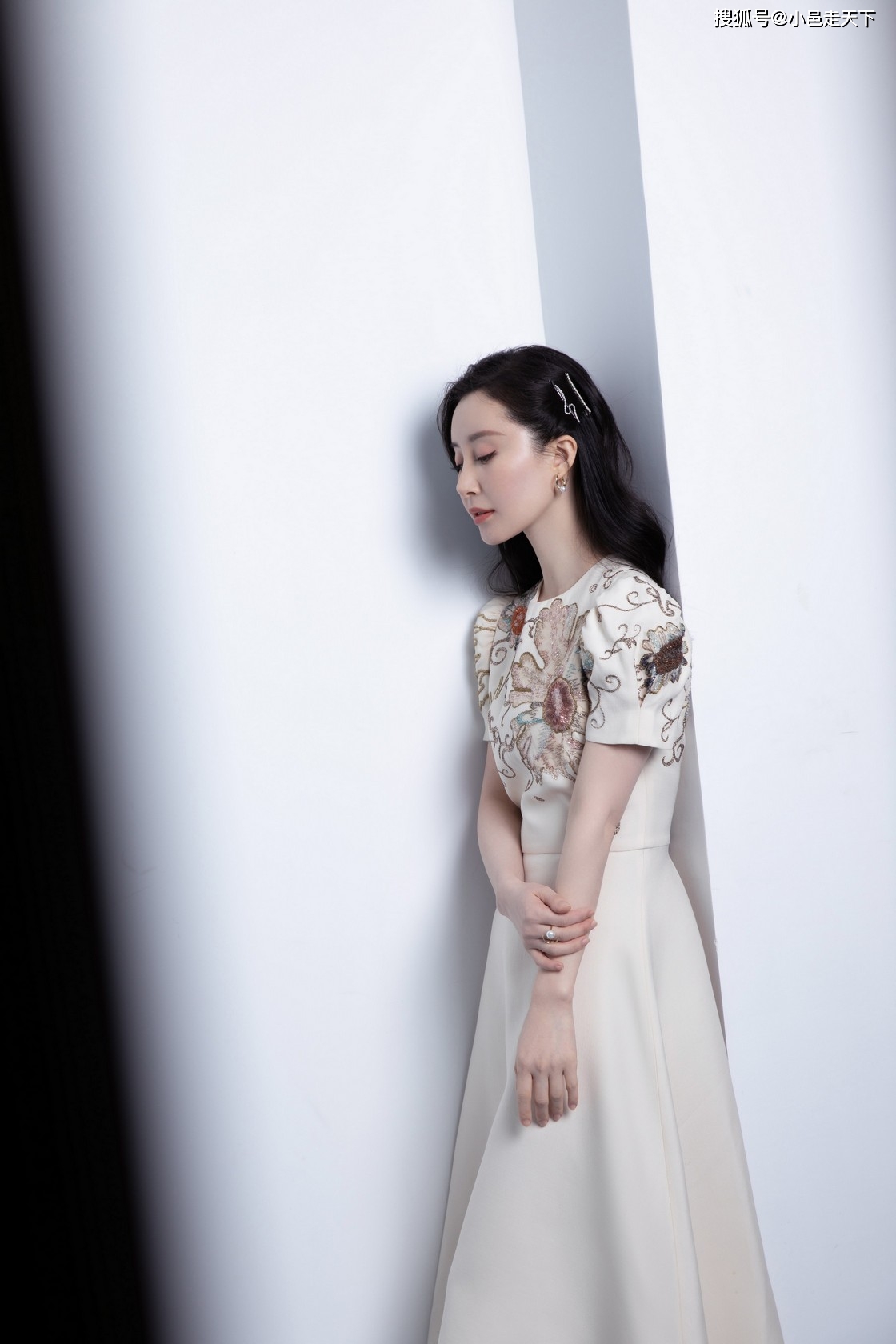 舒畅白色礼服舞台照合集