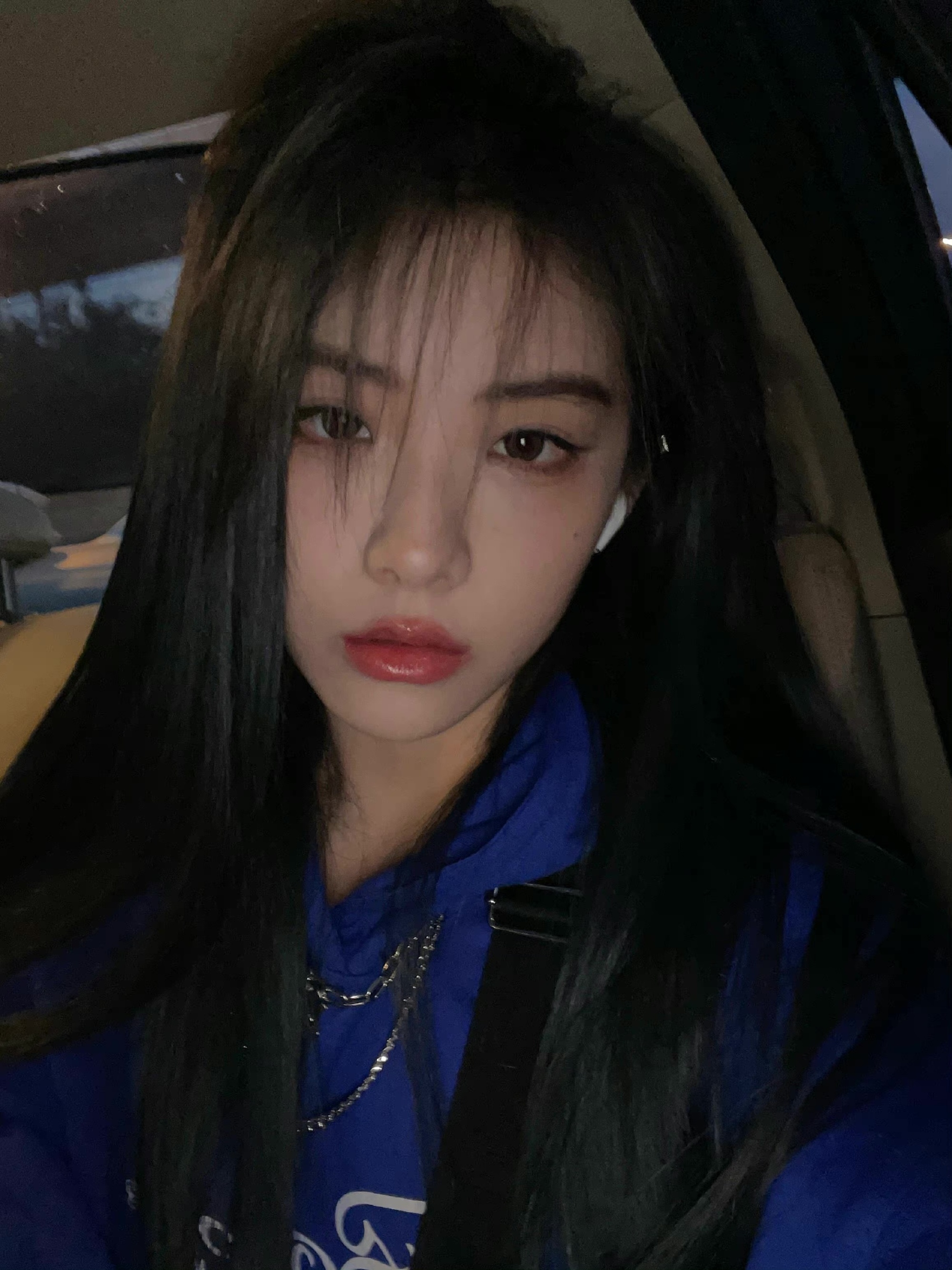 色调|喻言宝蓝色卫衣也太时尚了，她的穿搭就是妥妥的搭配教材！