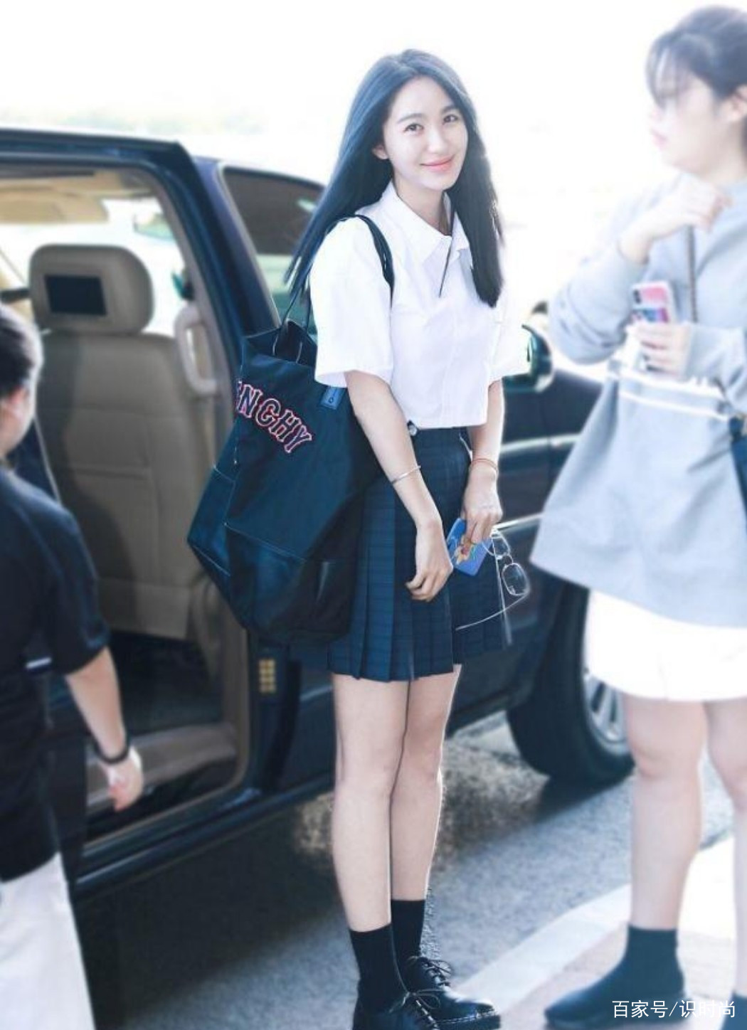 黑色|33岁的李菲儿挺会打扮，学生装搭配清纯可爱，大长腿是格外吸睛