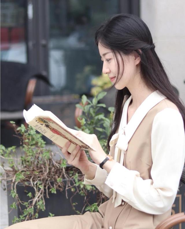 黑色|这才是秋天应有的穿搭，简单优雅有气质，照着穿就行