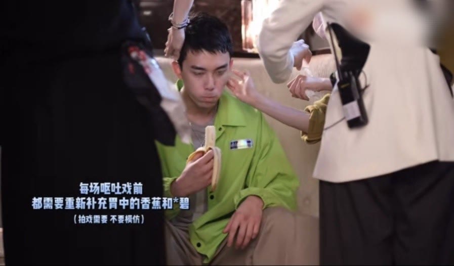 电影|21岁吴磊拍戏发生意外！未抓住缰绳不慎摔下马，连吴京都赞其拼命