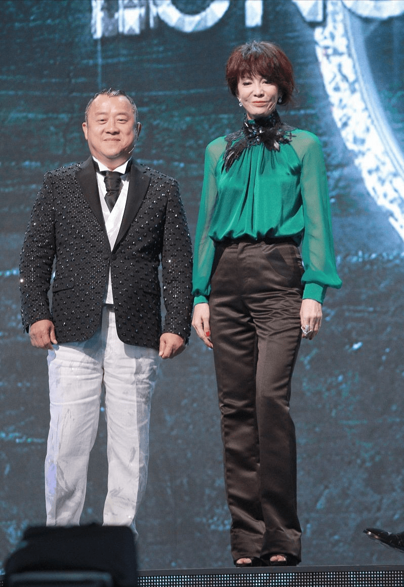 腰带|郑裕玲真是毫无医美痕迹,还保持30多岁的身材,有皱纹也有气质