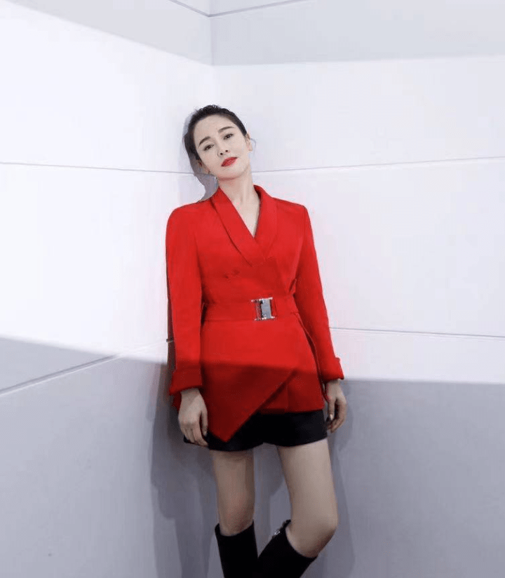 首选|左小青换发型好显年轻，真空穿西装罕见秀曲线，普通阿姨没这气质