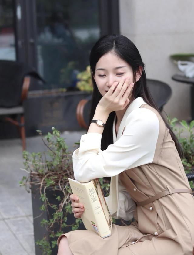 黑色|这才是秋天应有的穿搭，简单优雅有气质，照着穿就行