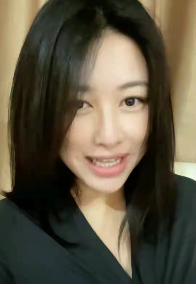 发型|名媛朱珠当妈后更有女人味！产后淡妆亮相走清纯风，发福后照样美