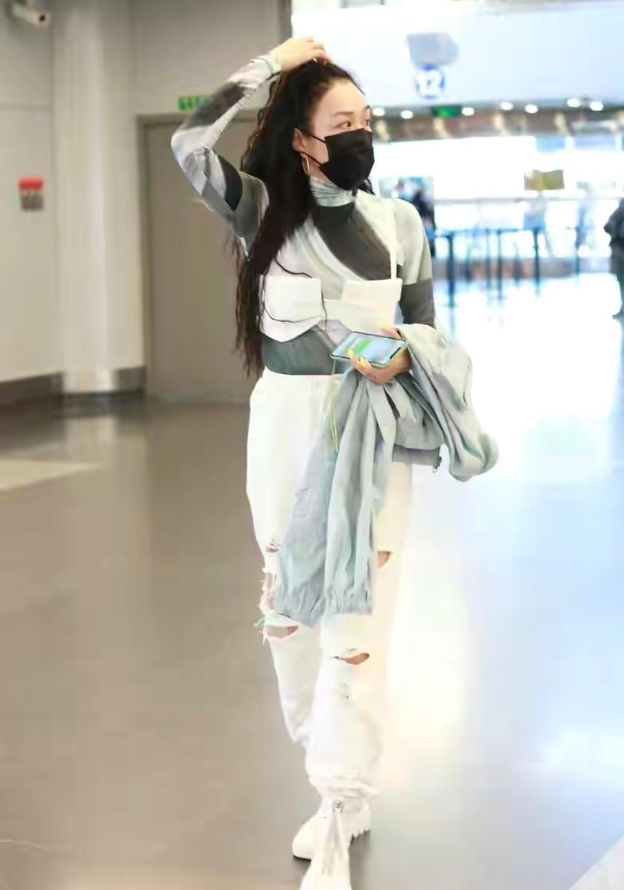 服装|钟丽缇两口子走机场，身材微胖还穿紧身外套，勒出“马蜂腰”绝了