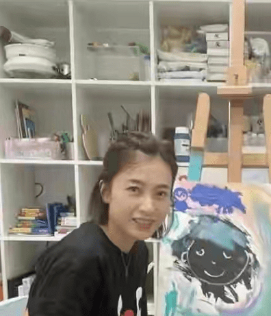 甘比|甘比3岁女儿罕见露正脸！穿短袖跟妈妈参加活动，长相神似刘銮雄