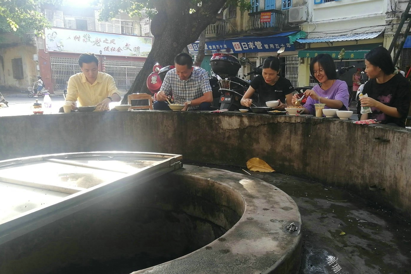 湛江这水井旁食店，是“隐秘的角落”拍摄场景地，20元吃海鲜捞粉