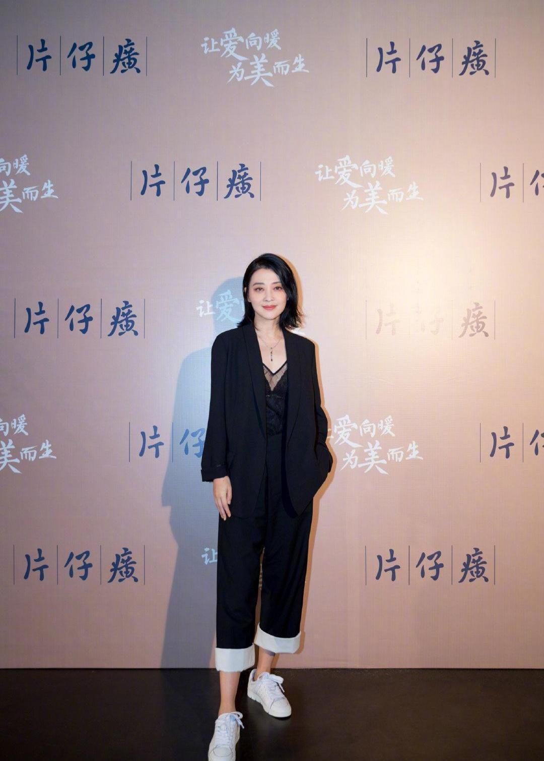 黑色|梅婷减肥成功后减龄至少10岁，穿抹胸连衣裙高调亮相，气质惊艳？