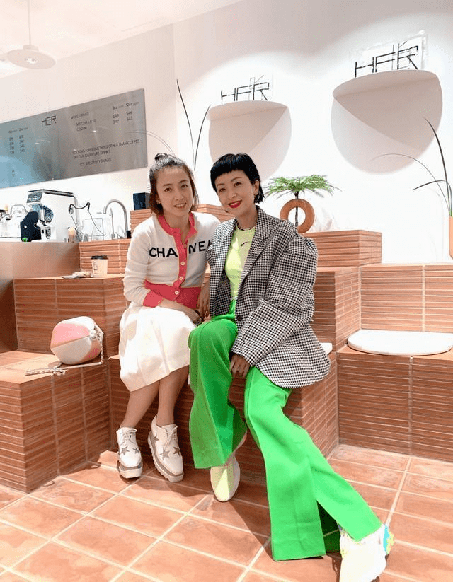 甘比|甘比3岁女儿罕见露正脸！穿短袖跟妈妈参加活动，长相神似刘銮雄