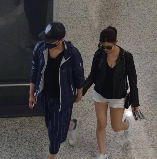 黑色|陈晓陈妍希罕见秀恩爱，十指紧扣羡煞旁人，陈妍希黑皮衣太飒了