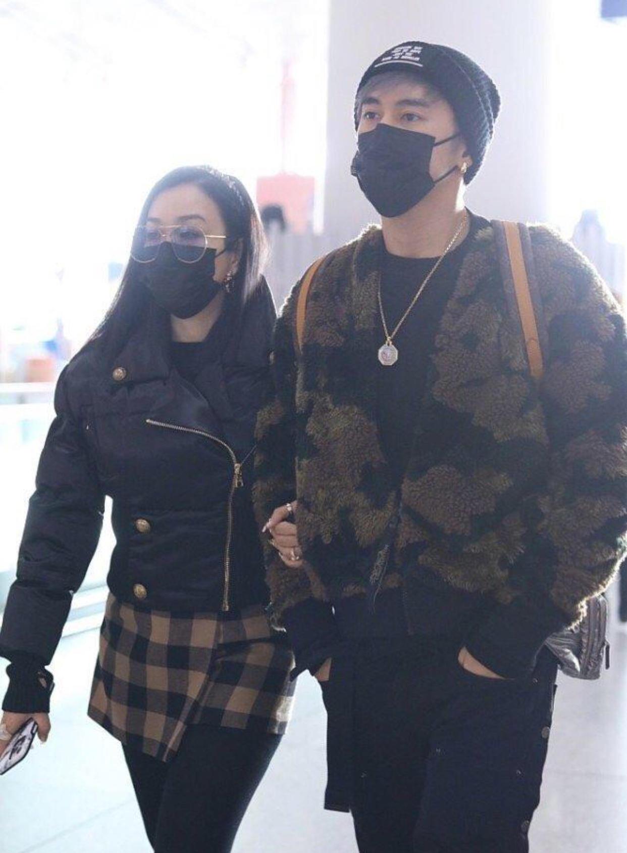 服装|钟丽缇两口子走机场，身材微胖还穿紧身外套，勒出“马蜂腰”绝了