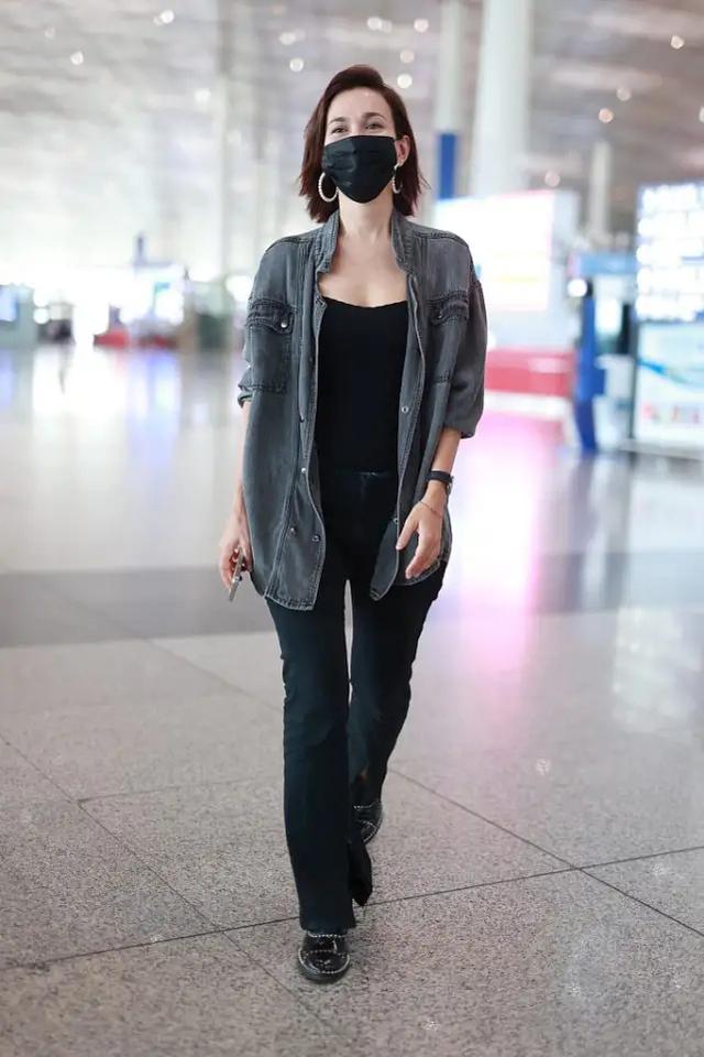 和韩庚在一起的卢靖姗,脸上总是有着甜甜的笑容,两人颜值和身高也非常