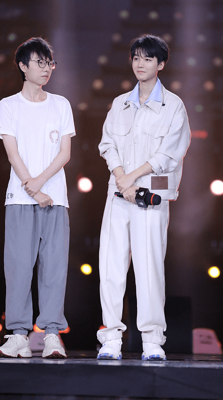 套装|王俊凯成长了不少，虽然穿白色套装还带着少年样，但一点不稚嫩了