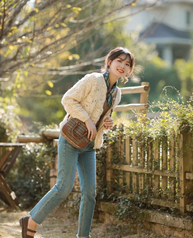 卫衣|女生可以适当地扮嫩，可爱俏皮的穿搭就很不错，精致又减龄