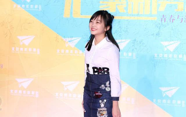 面料|林妙可身材又发福了？穿拼色连衣裙简约大气，可惜毫无曲线感