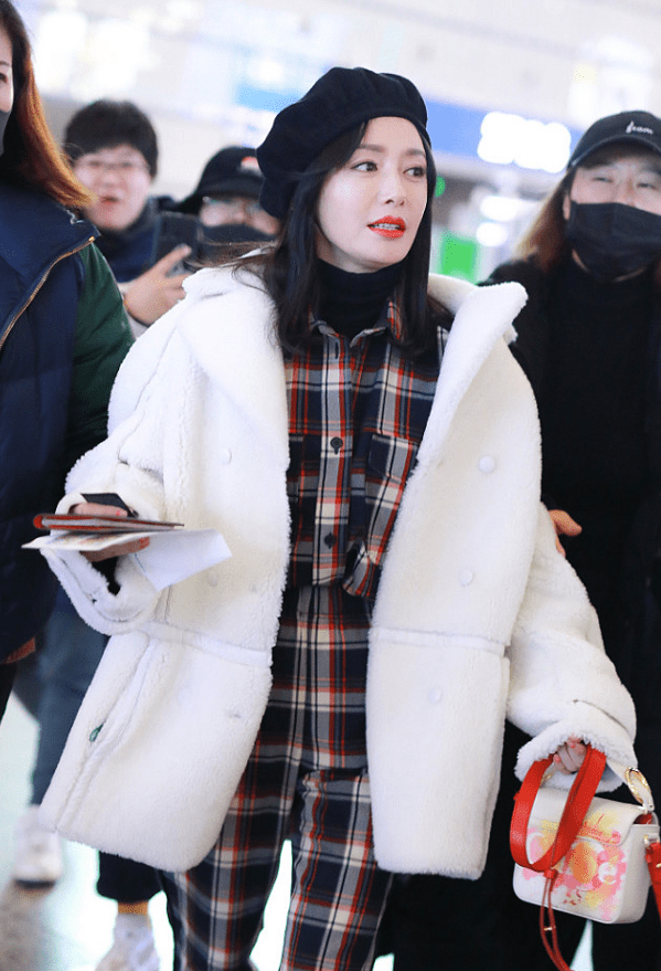 衣品上|秦岚这么大岁数还保持着少女感真不容易，穿得像个学生，看着挺嫩