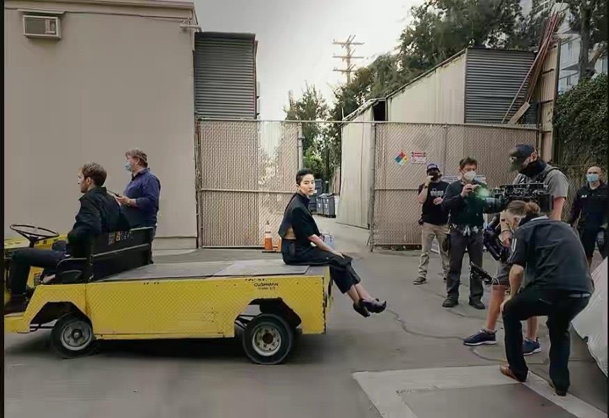 杀手锏|刘亦菲力证不胖使出杀手锏!红纱裙缠身勒出蜂腰,却还有麒麟臂