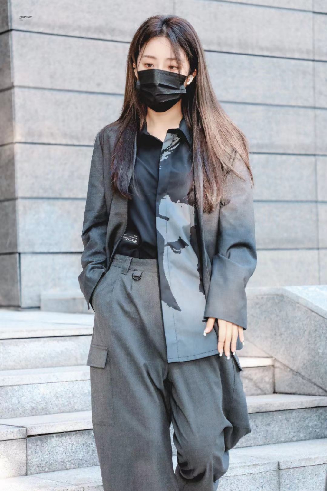 色调|喻言宝蓝色卫衣也太时尚了，她的穿搭就是妥妥的搭配教材！