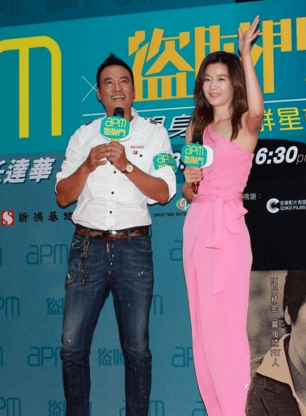 任达华|全智贤、任达华同框，穿斜肩连体裤气场开挂，堪称韩国女神真没错？