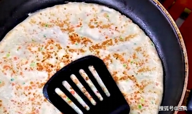 做法|做鸡蛋饼时，只要加点它，不仅鸡蛋饼又香又软而且十分钟就端上桌