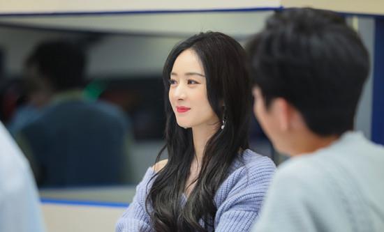 娘家|赵丽颖重回“娘家”!穿499T恤配3百开衫超节约,众人围绕太受宠