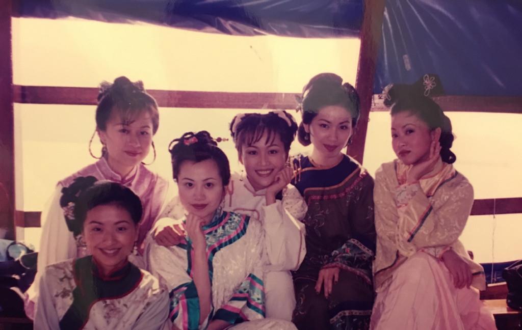 什么|梁小冰现身港姐聚会！52岁穿粉衣跳舞似选美现场，关咏荷捂嘴害羞