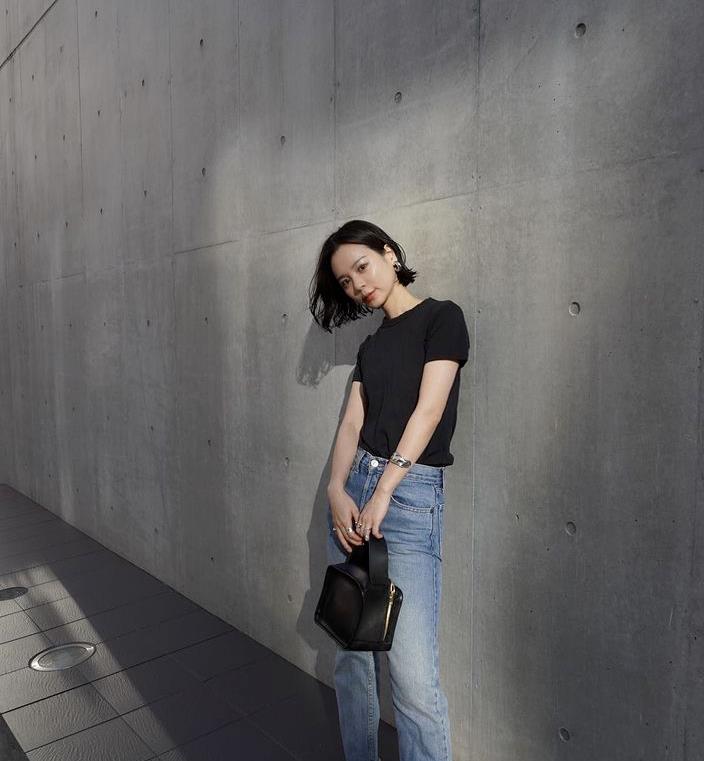 设计|40岁的你就不追求时尚了?黑+白简约穿搭,毫不费力穿出时髦感