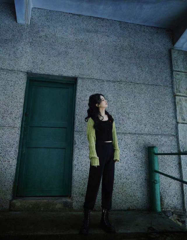 赵丽颖|赵丽颖气质彻底开挂！穿露脐装秀小蛮腰，优越身材不像生了娃的人