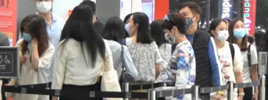 卫衣|谢霆锋69岁妈妈扮嫩，穿印花卫衣外套系腰间，一身前卫打扮减龄