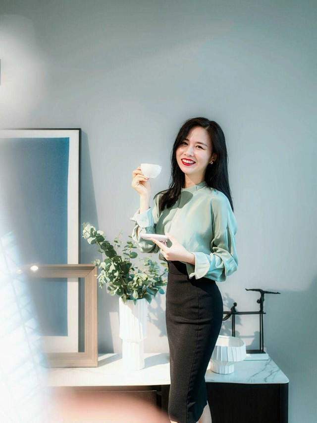 大地|中年女人怎么穿才洋气？大地色西服搭配白色阔腿裤，高级干练