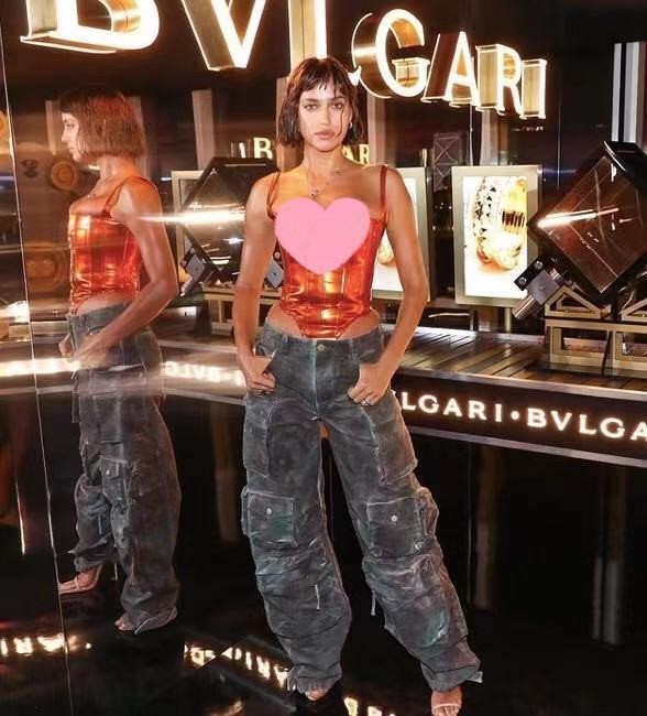 皮质|名模伊莲娜现身宝格丽晚宴真惨!皮质吊带凹出粗胯,身材变得魁梧